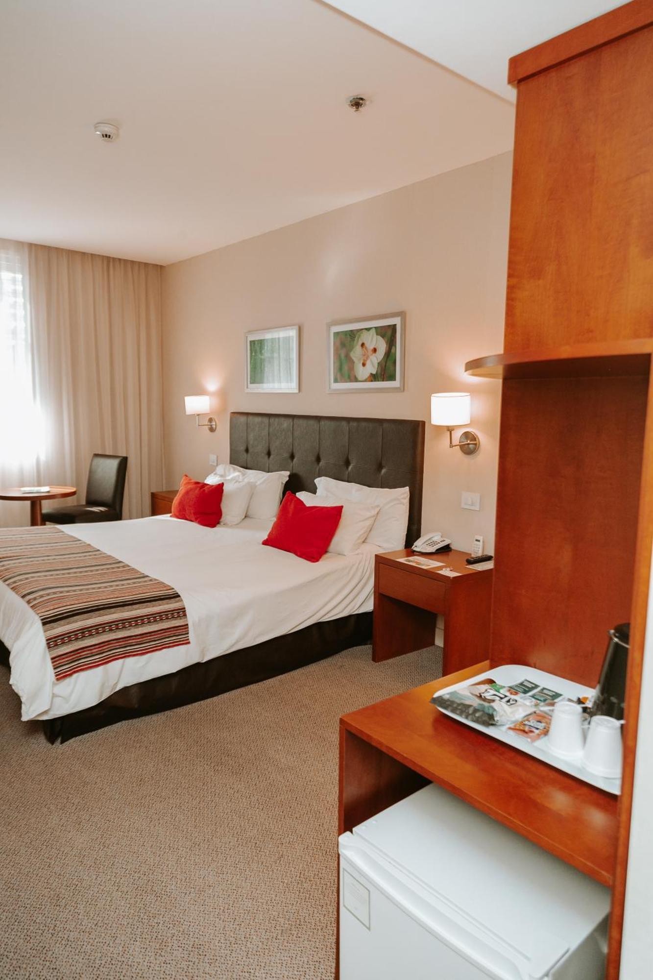 Howard Johnson Hotel Yerba Buena Esterno foto